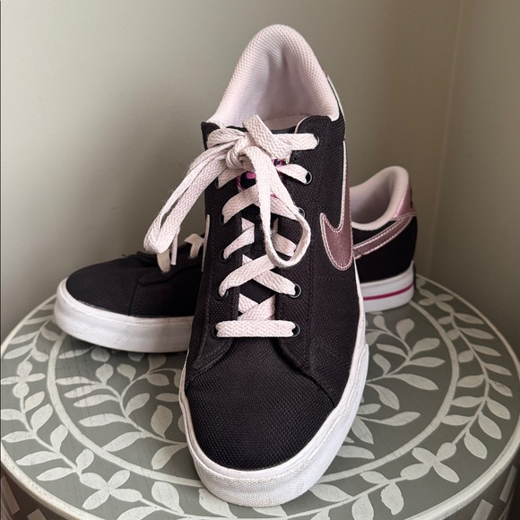 Nike Women's Black and Light Pink Sneakers sz 9 - Picture 2 of 9
